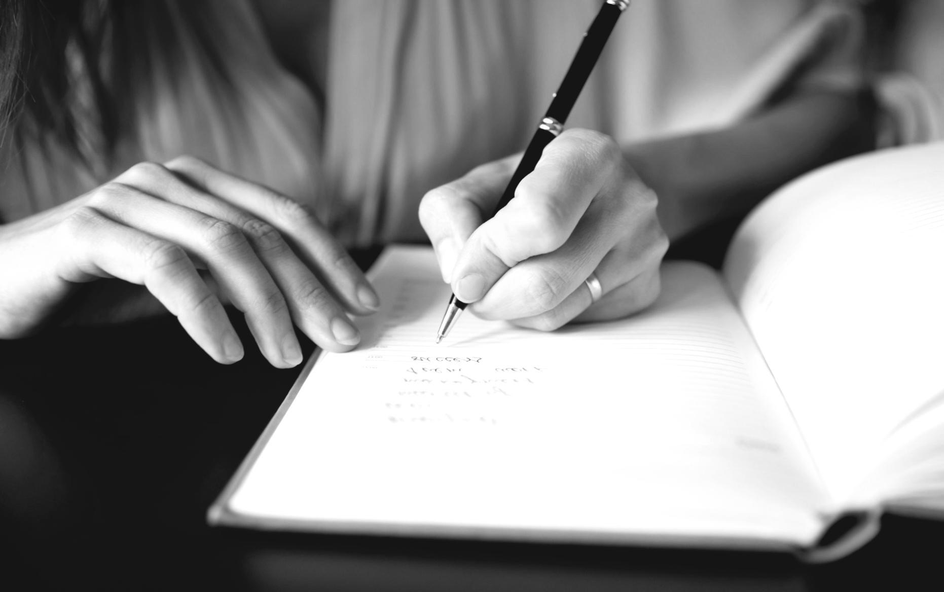 Équipe analysant des indicateurs économiques dans un environnement professionnel