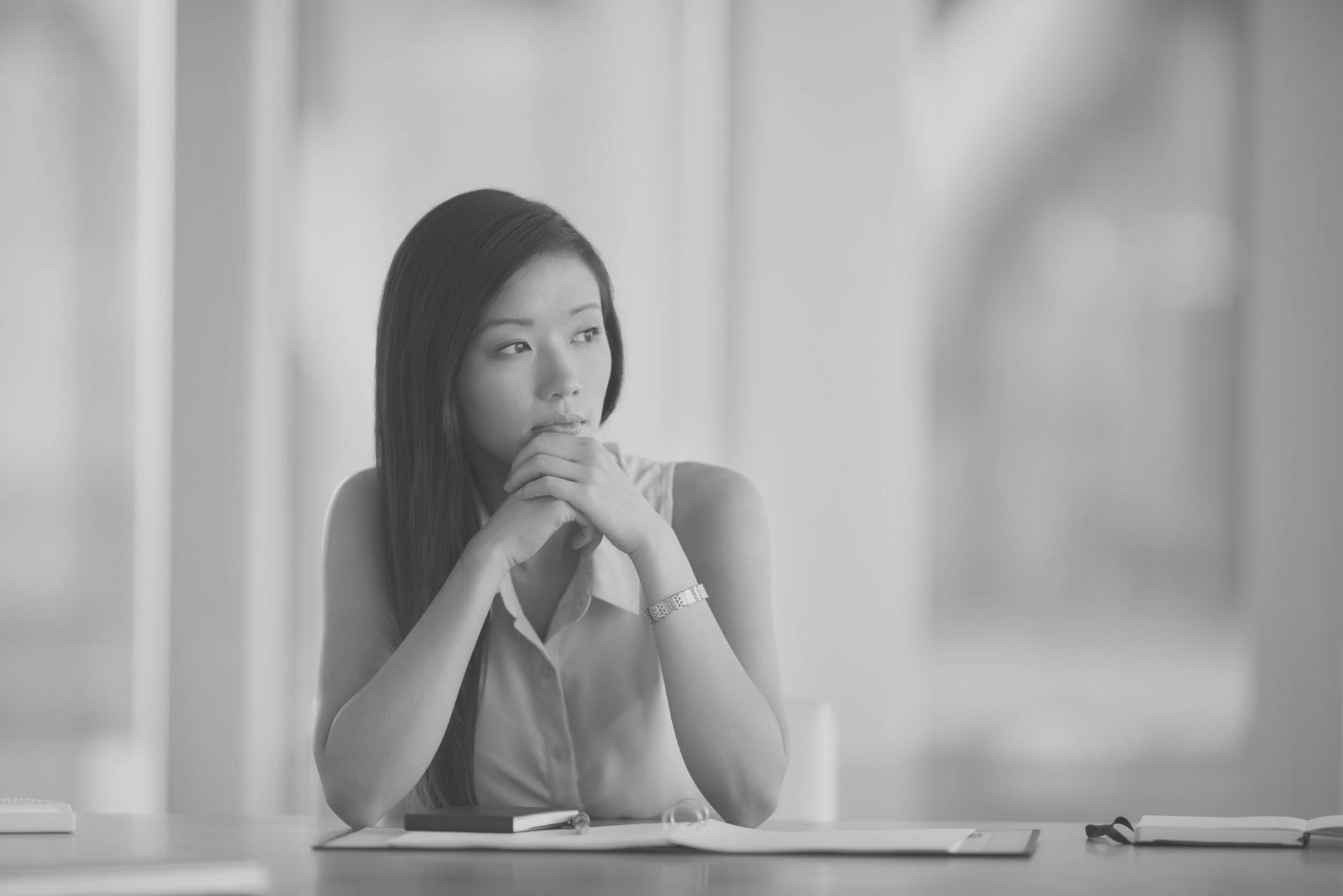 Professionnel analysant des tendances économiques