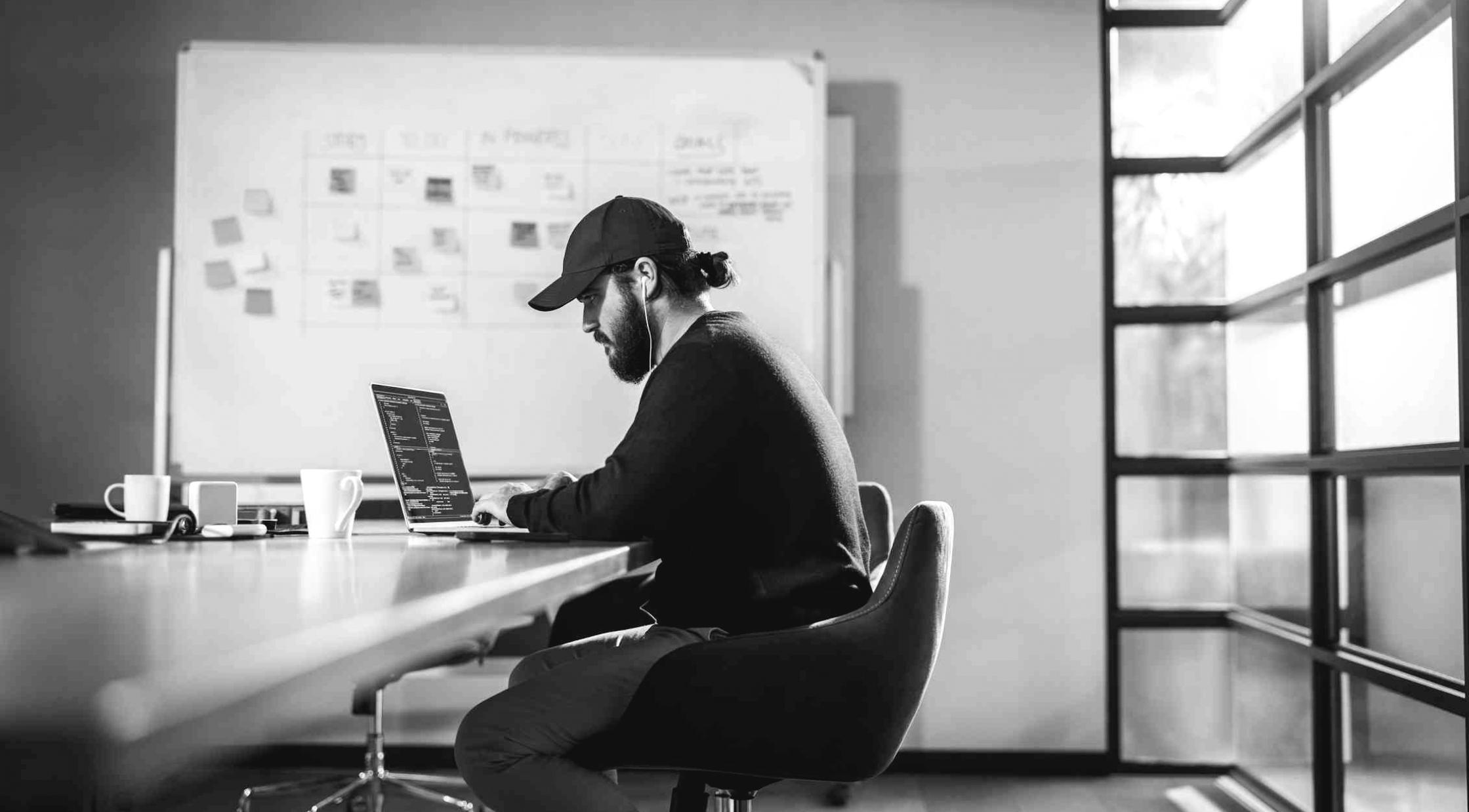 Salle de formation moderne avec écrans financiers affichant des graphiques économiques en temps réel