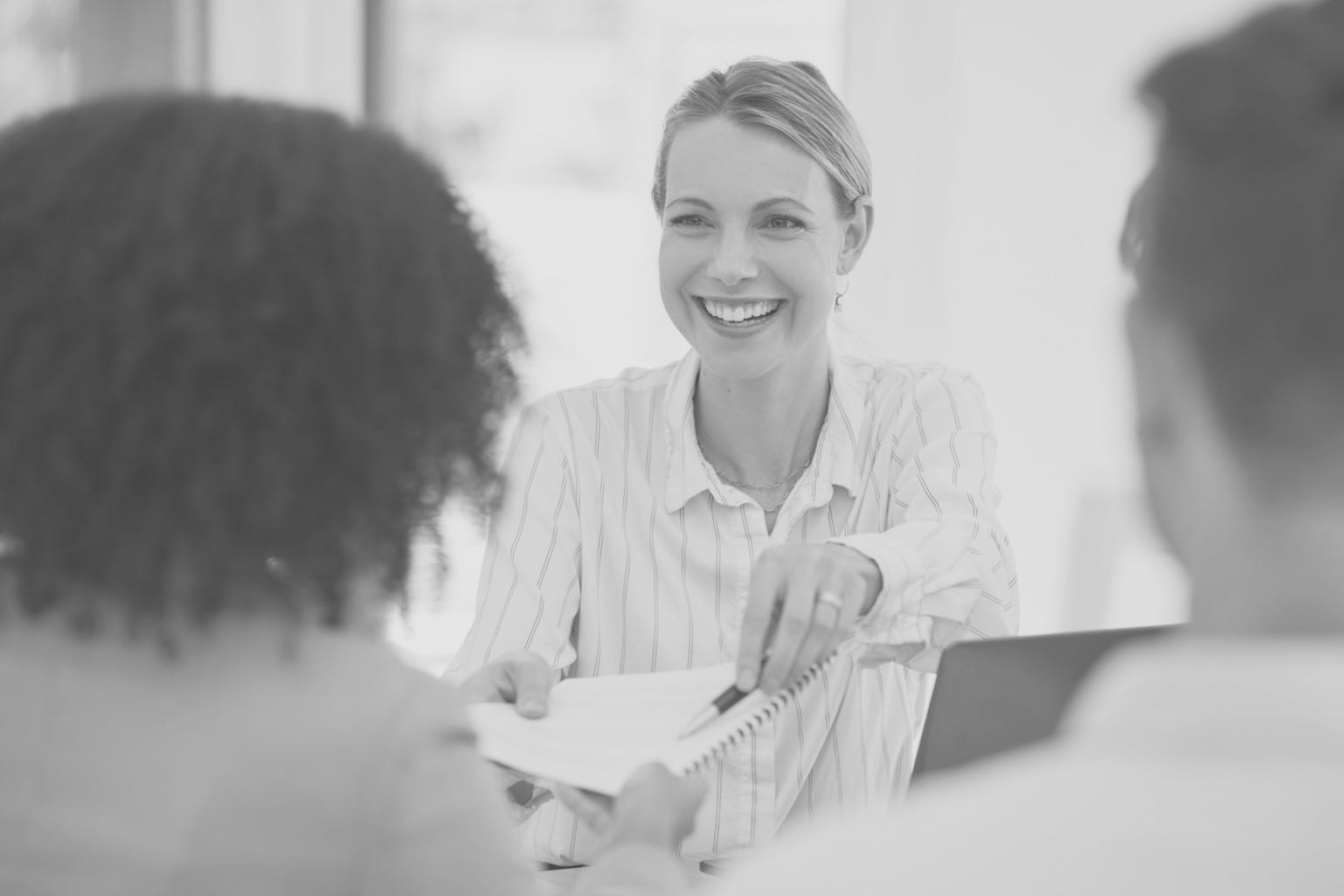 Espace de travail avec analyses économiques et graphiques financiers