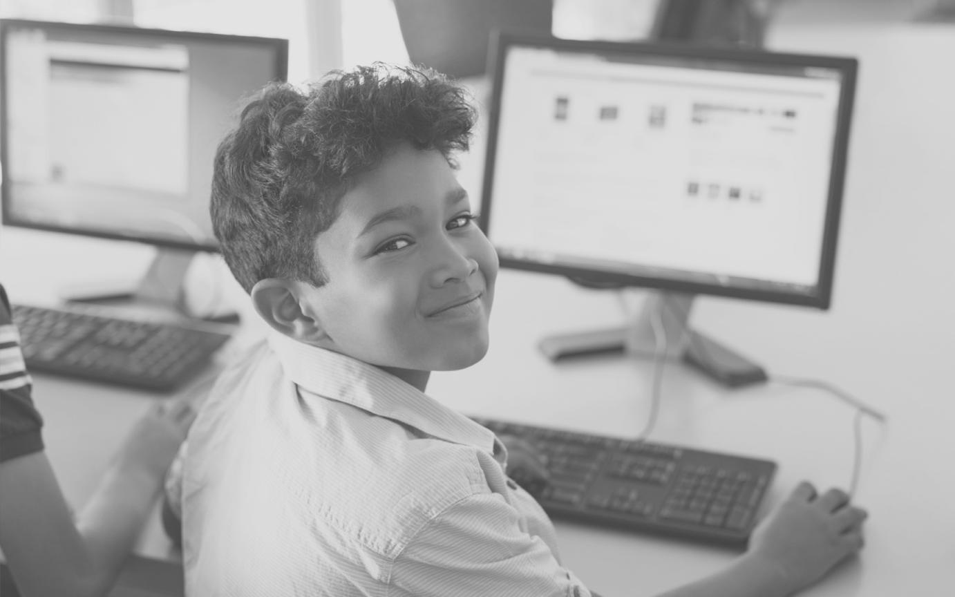 Dashboard financier affichant des indicateurs économiques en temps réel avec graphiques et données macroéconomiques